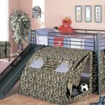 dětská postel podkroví s kopcovitou armádou