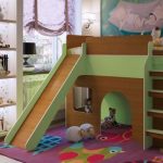 katil kanak-kanak dengan bukit diperbuat daripada kayu