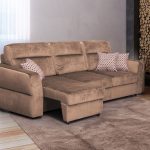 ruskea mokkainen sohva