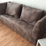sofa dengan bantal suede