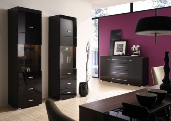 interno con mobili neri e pareti viola