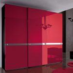 Olasz szekrény fényes vörös homlokzattal