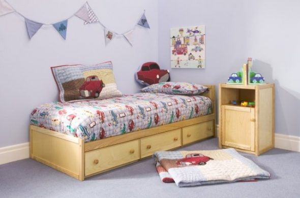 سرير للأطفال مع أدراج