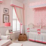 vaaleanpunainen vauvan sänky
