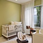 babybedje in de groene slaapkamer