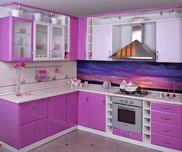 Valkoinen-violetti keittiö