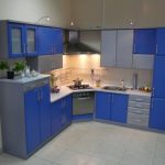 kuvassa sininen keittiö