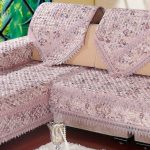 mantello sul divano angolare rosa