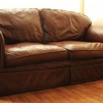 sofa kulit baru di pedalaman