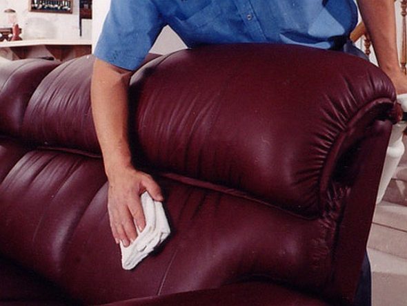 bersihkan sofa dengan serbet