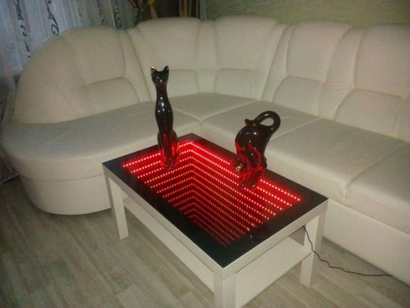 piros háttérvilágítású asztal