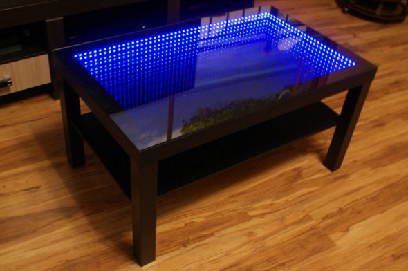 table avec rétro-éclairage bleu