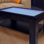 bord med oändlighetseffekt i vardagsrummet