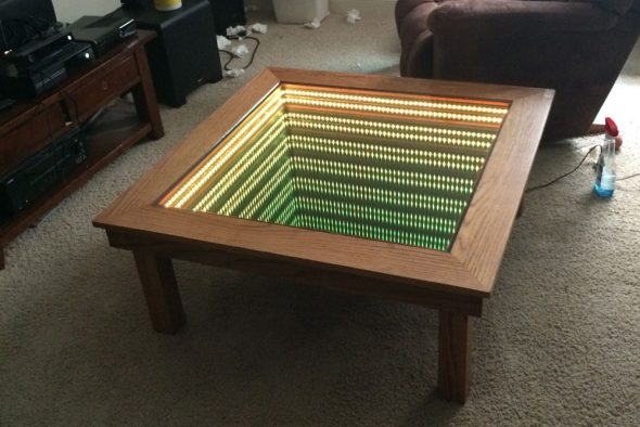 שולחן עם אור ירוק