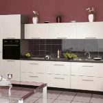 witte keukenset met contrasterende tinten