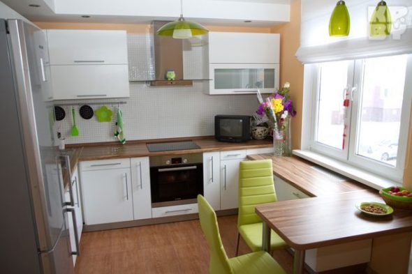 dapur yang terang dengan aksen hijau