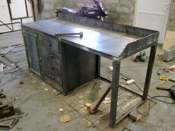 pracovní stůl v garáži