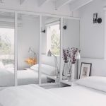 armadio incorporato nella camera da letto in bianco