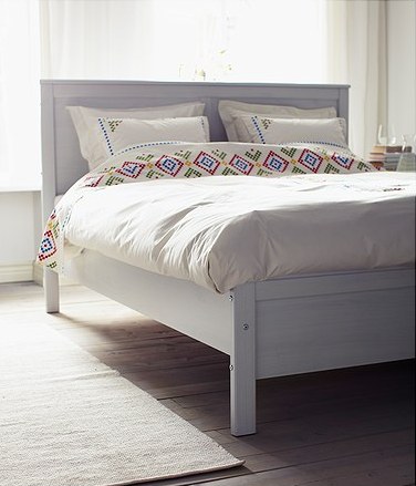 Bílá manželská postel z Ikea