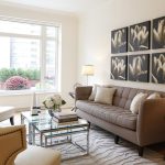 bílý nábytek s hnědou v obývacím pokoji