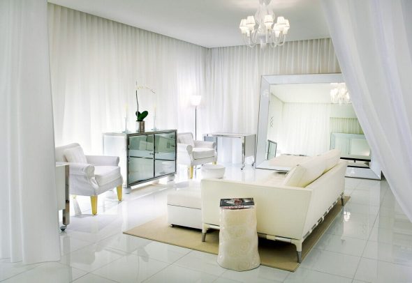 bílý obývací pokoj interiér