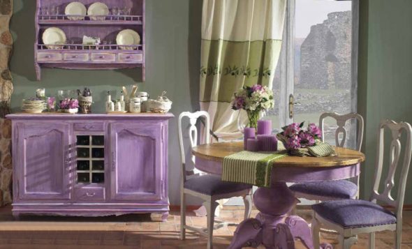 Decoupage meubilair in Provençaalse stijl in paarse bloemen