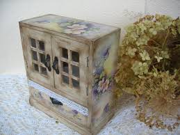 Decoupage möbler i stil med Provence bilder