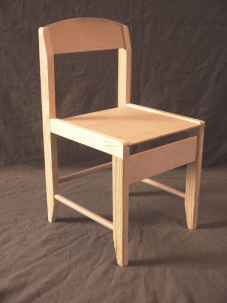 Fából készült székek az óvodába