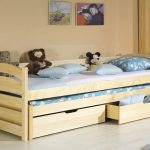 fából készült ágy fiókokkal