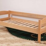 dětská dřevěná postel