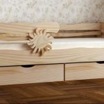 katil dengan sisi kayu