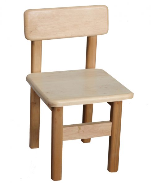 Kinderstoel gemaakt van natuurlijk hout