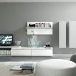 mobili bianchi in un interno moderno