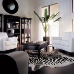 bílý nábytek s tmavými podlahami