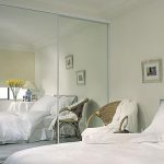lichte slaapkamer met spiegels