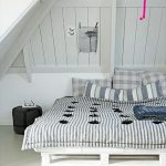 מיטה של ​​משטחים בחדר השינה