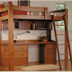 dřevěná podkrovní postel