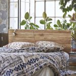 drewniane łóżko w sypialni