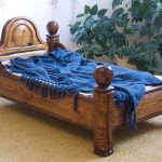 سرير أطفال مصنوع من الخشب
