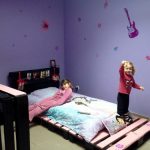 sebuah katil palet untuk kanak-kanak perempuan