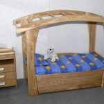 katil kayu untuk kanak-kanak