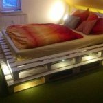 מיטה של ​​משטחים עם אור