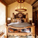 dřevěná postel v ložnici