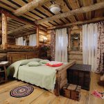 drewniane łóżko w wiejskim domu