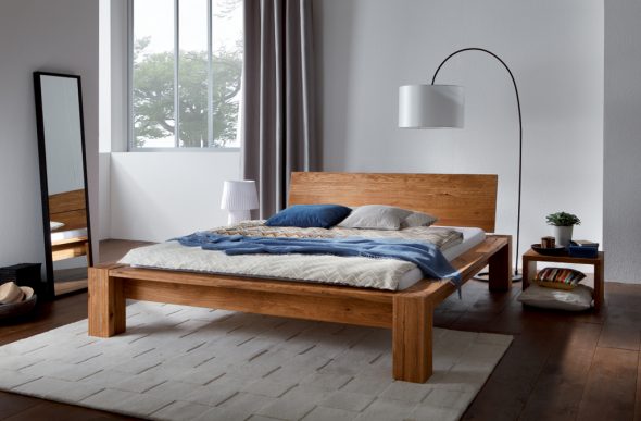 postel z masivního dřeva