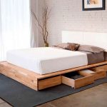 het bed is modern van hout