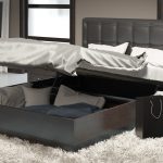 Katil-katil double dengan peti simpanan