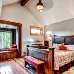 dřevěná manželská postel v interiéru