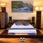 stylová dřevěná postel