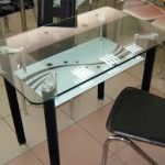 Čtvercový skleněný stůl